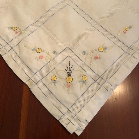 Vintage table topper & (4) matching hand-stitched floral linen napkins - Picture 3 of 12